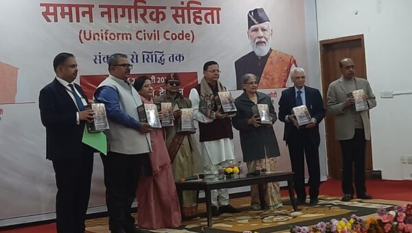 समान नागरिक संहिता समिति ने मुख्यमंत्री पुष्कर सिंह धामी को सौंपा ड्राफ्ट