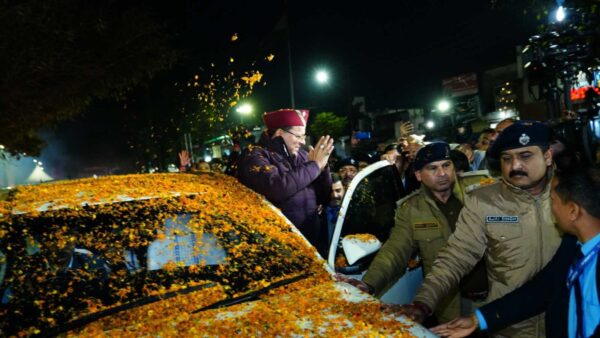 UCC कानून पारित होने के बाद मुख्यमंत्री पुष्कर सिंह धामी का पुष्पवर्षा के साथ हुआ स्वागत, लोगों ने आतिशबाजी कर किया खुशी का इजहार