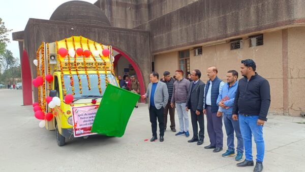 जिला निर्वाचन अधिकारी धीराज सिंह गर्ब्याल ने मतदाता जागरूकता रथ को हरी झंडी दिखाकर किया रवाना