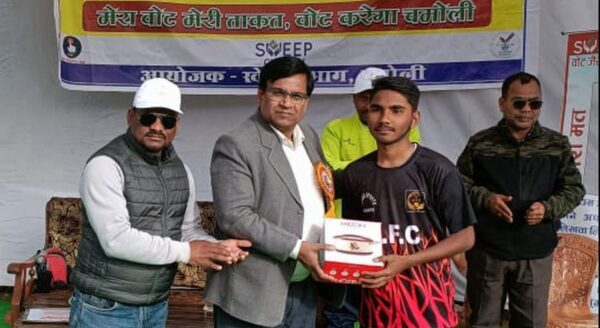 फुटबॉल और क्रिकेट प्रतियोगिता आयोजित कर युवाओं को मतदान के लिए किया प्रेरित