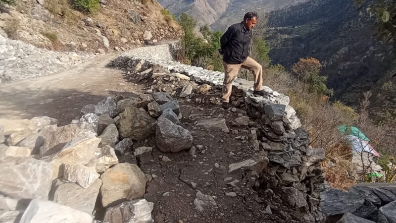 हल्की बरसात भी नहीं झेल पाई PMGSY की भेंटा-भर्की मोटर मार्ग की दीवार, उर्गम घाटी के ग्रामीणों ने लगाया आरोप