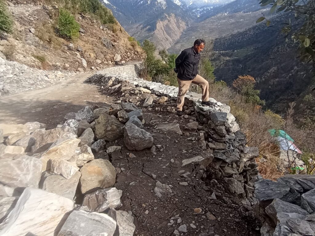 हल्की बरसात भी नहीं झेल पाई PMGSY की भेंटा-भर्की मोटर मार्ग की दीवार, उर्गम घाटी के ग्रामीणों ने लगाया आरोप