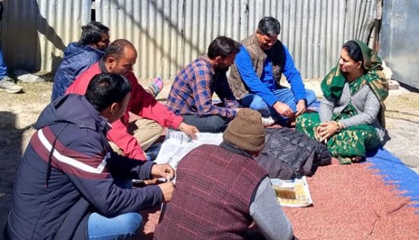 चमोली : विधायक व जिला पंचायत अध्यक्ष ने दिया सड़क की मांग को लेकर धरने पर बैठे जनप्रतिनिधियों को समर्थन