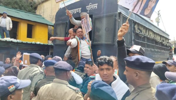 गोपेश्वर : कांग्रेस कार्यकर्ताओं ने सीएम के कार्यक्रम का किया विरोध, पुलिस ने किया गिरफ्तार