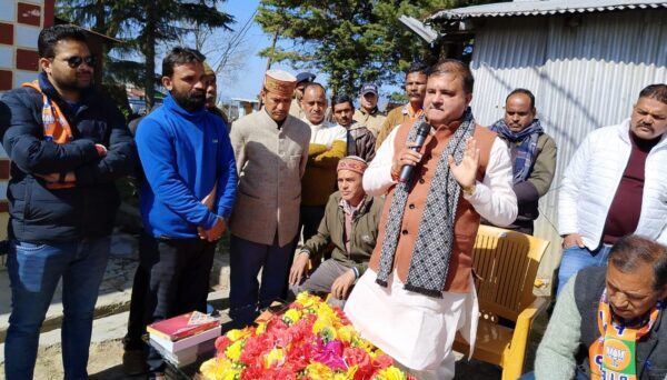 नौली-धोतीधार मोटर मार्ग निर्माण की मांग को लेकर चल रहा धरना राज्य सभा सांसद के आश्वासन के बाद हुआ समाप्त