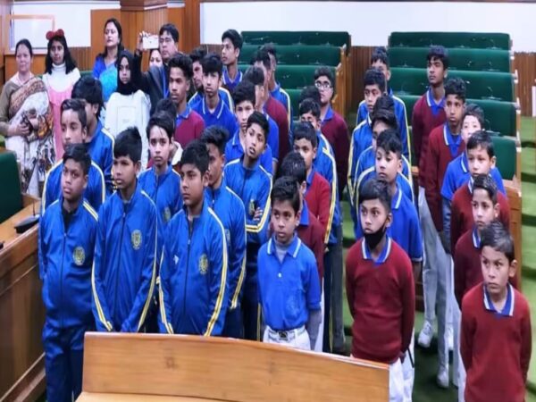 राजकीय उच्च प्राथमिक विद्यालय के छात्रों ने किया वन अनुसंधान संस्थान व विधानसभा का भ्रमण