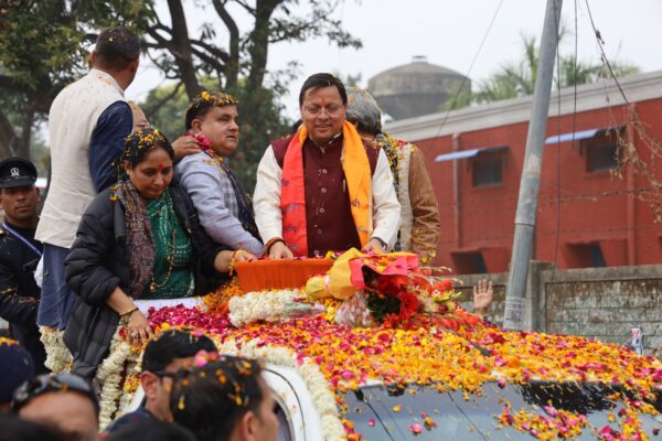 मुख्यमंत्री ने लाभार्थी सम्मान समारोह में विभिन्न विभागों की योजनाओं से जुड़े हुए 43 लाभार्थियों को किया सम्मानित, कोटद्वार स्थित गब्बर सिंह कैंप के पास पुल बनाने की की गई घोषणा