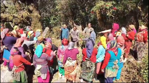 वनाग्नि से जंगलों की रक्षा को लेकर वन पंचायत सरपंच ऊखीमठ की अभिनव पहल, सरपंच की पहल पर मातृशक्ति बनी जंगलों की प्रहरी