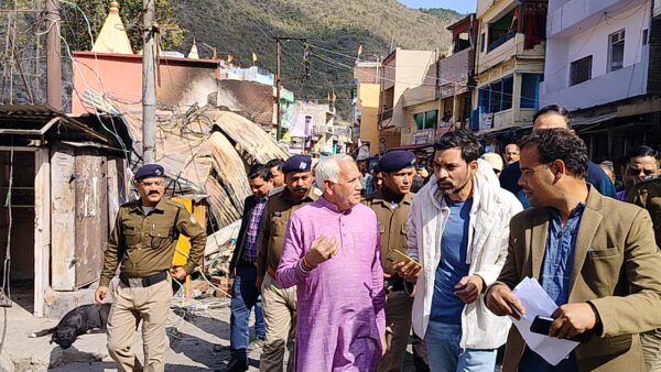 डीएम डॉ. आशीष चौहान ने सतपुली मार्केट का किया स्थलीय निरीक्षण