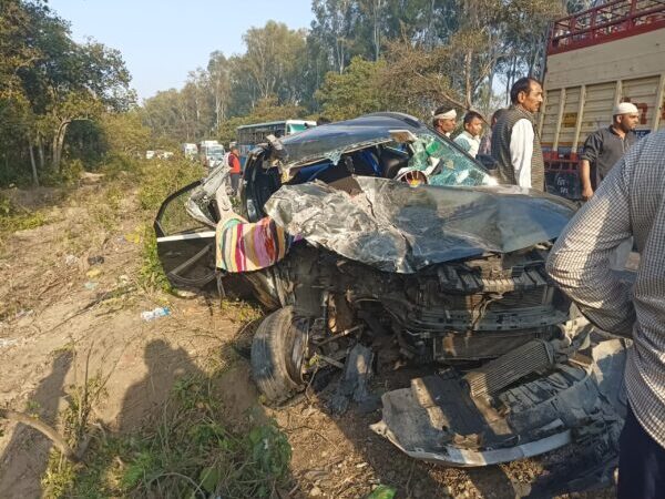 आमने-सामने की टक्कर में महिला की मौत व युवक घायल