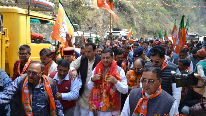 भाजपा प्रत्याशी अनिल बलूनी ने रोड़ शो कर मांगा जन समर्थन