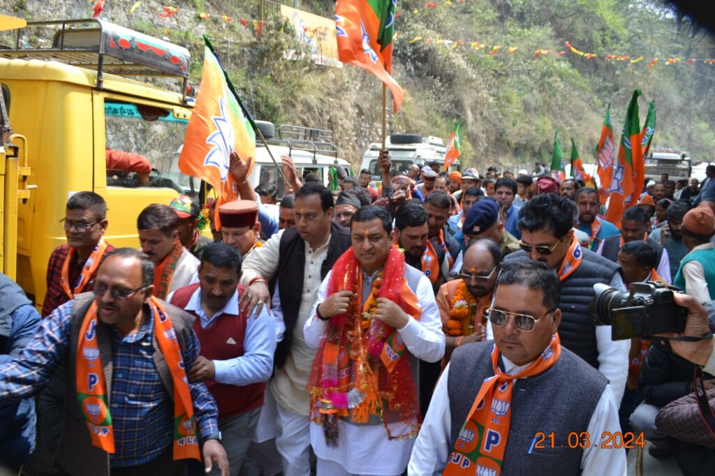 भाजपा प्रत्याशी अनिल बलूनी ने रोड़ शो कर मांगा जन समर्थन