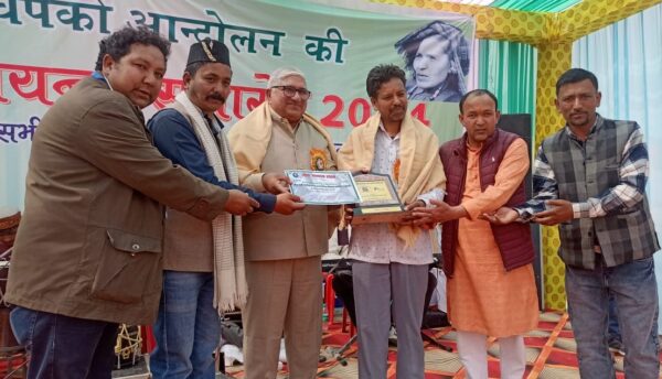 चमोली : चिपको आंदोलन की स्वर्ण जयंती समारोह में विभिन्न क्षेत्रों में उत्कृष्ट कार्य करने वाले 06 लोगों को किया सम्मानित