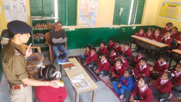 पुलिस ने स्कूलों में जाकर बच्चों को साइबर अपराधों एवं नशे से होने वाले दुष्प्रभावों को लेकर दी जानकारी