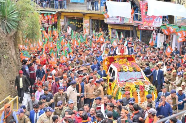 मुख्यमंत्री पुष्कर सिंह धामी ने बड़कोट में आयोजित रोड शो में किया प्रतिभाग, लोगों ने पुष्प वर्षा कर किया भव्य स्वागत