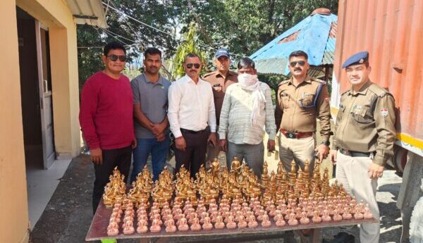 एसपी अजय गणपति के निर्देशन में भारत-नेपाल अन्तराष्ट्रीय सीमा शारदा बैराज पर पुलिस की बड़ी कार्रवाही, हिन्दू देवी देवताओं की 158 मूर्तियों की तस्करी करने वाला 01 तस्कर गिरफ्तार