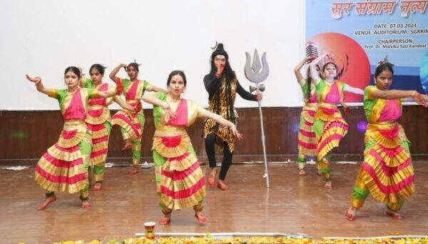 श्री गुरु राम राय विश्वविद्यालय में कला संस्कृति और सुर संगीत की गूंजी सुरलहरियां, सुर संग्राम नृत्यशाला में 15 प्रतियोगिताओं का हुआ आयोजन, प्रतियोगिता के विजेताओं को पुरस्कार देकर किया गया सम्मानित