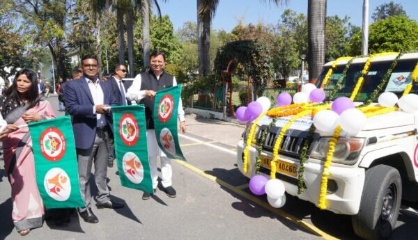  मुख्यमंत्री पुष्कर सिंह धामी ने राज्य में महिलाओं एवं किशोरियों की सुरक्षा एवं समस्त आयामों के  सुदृढीकरण के लिए मोबाइल वैनों को हरी झण्डी दिखाकर किया रवाना, कहा – सरकार महिला व किशोरियों व बच्चों के सर्वांगीण विकास के लिये कटिबद्ध