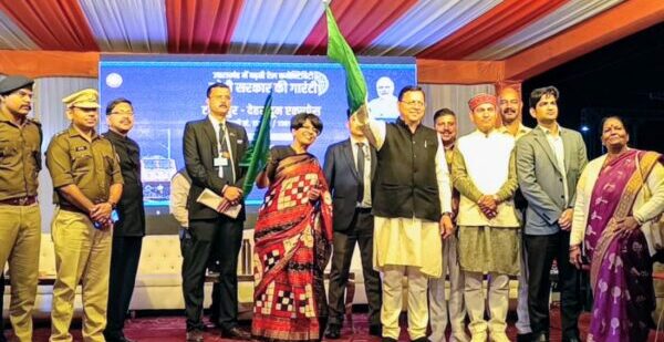 मुख्यमंत्री पुष्कर सिंह धामी ने टनकपुर देहरादून साप्ताहिक एक्सप्रेस ट्रेन का हरी झंडी दिखाकर किया शुभारंभ, प्रधानमंत्री एवं रेलमंत्री का जताया आभार