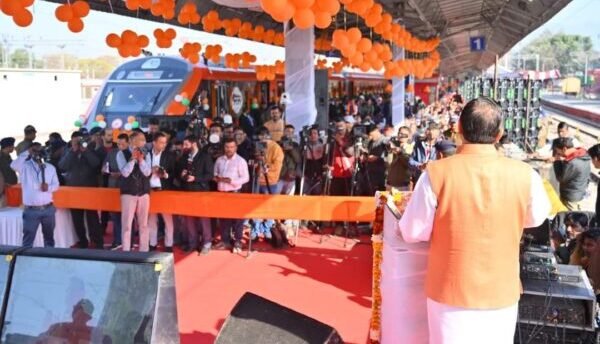 प्रधानमंत्री नरेन्द्र मोदी ने लखनऊ-देहरादून के बीच नई वंदे भारत ट्रेन का किया शुभारंभ, मुख्यमंत्री पुष्कर सिंह धामी ने आभार व्यक्त कर कहा – केंद्र सरकार के सहयोग से निरंतर आगे बढ़ रहा उत्तराखण्ड
