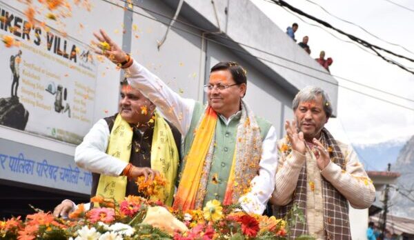 गोपेश्वर में सीएम धामी के भव्य रोड शो में उमड़ा जन सैलाब, पुष्प वर्षा से हुआ मुख्यमंत्री का भव्य स्वागत
