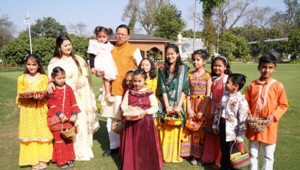 मुख्यमंत्री आवास में धूमधाम से मनाया गया लोकपर्व फूल देई, सीएम पुष्कर सिंह धामी ने प्रदेशवासियों को फूलदेई के त्योहार की दी हार्दिक बधाई व शुभकामनायें