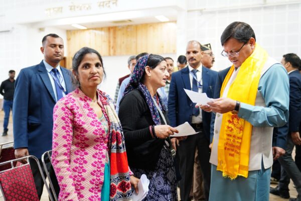 मुख्यमंत्री पुष्कर सिंह धामी ने मुख्य सेवक सदन में प्रदेश के विभिन्न क्षेत्रों से आये लोगों की समस्याएं सुनी