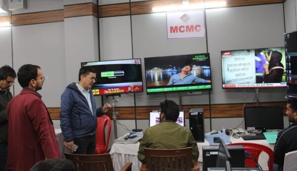 डीएम डॉ. मेहरबान सिंह बिष्ट ने इंटीग्रेटेड कंट्रोल रूम का किया निरीक्षण, चुनाव से जुड़ी व्यवस्थाओं पर निरंतर निगरानी और प्राप्त होने वाली सूचनाओं व शिकायतों पर त्वरित कार्रवाई किए जाने के दिए निर्देश