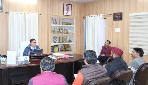आदर्श आचार संहिता का कड़ाई से पालन करें सभी राजनैतिक दल – जिला निर्वाचन अधिकारी डॉ. मेहरबान सिंह बिष्ट