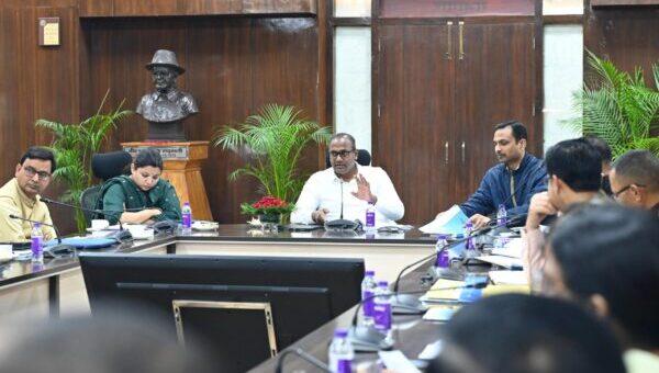 मुख्य निर्वाचन अधिकारी डॉ. बी.वी.आर.सी. पुरुषोत्तम ने सभी डीएम एवं एसएसपी व एसपी के साथ ली समीक्षा बैठक, प्रदेश में सकुशल मतदान संपन्न कराने को लेकर जारी किए विस्तृत दिशा निर्देश, दुर्गम इलाक़ों में ड्रोन कैमरों के जरिए होगी मॉनिटरिंग