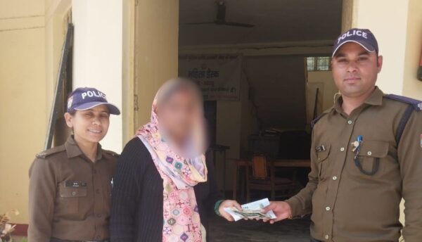 उत्तरकाशी : खोये पर्स को पुलिस जवान ने तलाश कर नकदी के साथ लौटाया वापस