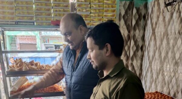 होली के दृष्टिगत दुकानों में चला चैकिंग अभियान
