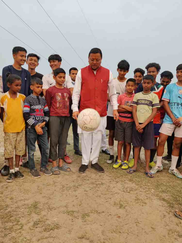 फुटबॉल खेल रहे युवकों के मध्य अचानक पहुंचे सीएम धामी, युवा खिलाड़ी हुए उत्साहित