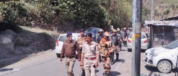 उत्तरकाशी : पुलिस एवं ITBP ने आराकोट व मोरी में निकाला फ्लैग मार्च