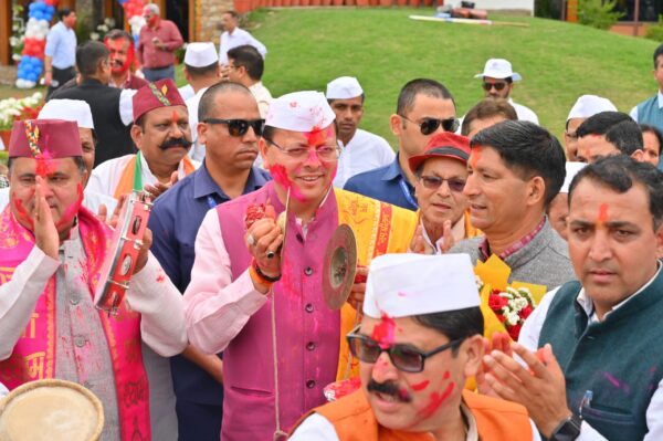 सीएम आवास में रही होली की धूम, मुख्यमंत्री धामी ने दी होली की शुभकामनायें