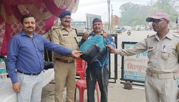 अपर उपनिरीक्षक नरेन्द्र सिंह एवं मंगलौर पुलिस ने पेश की ईमानदारी की मिसाल, लौटाया खोया बैग