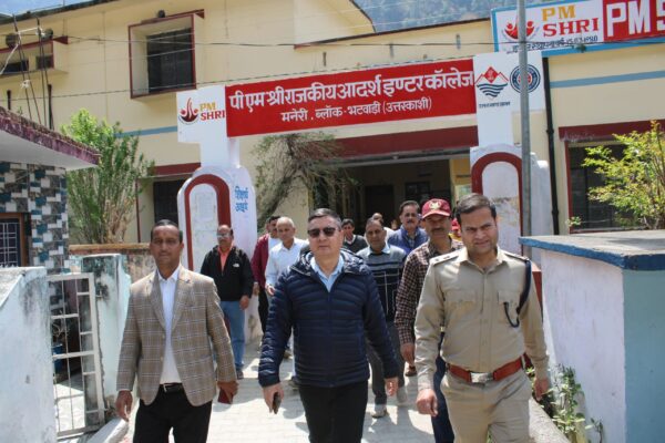 डीएम डॉ. मेहरबान सिंह बिष्ट एवं एसपी अर्पण यदुवंशी ने सीमांत टकनौर क्षेत्र के मुखवा गांव सहित कई पोलिंग बूथों का किया स्थलीय निरीक्षण, दिए निर्देश