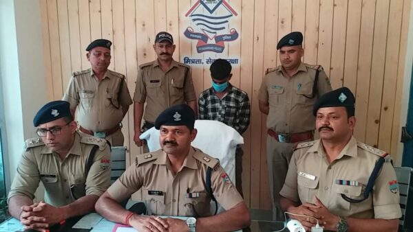 झबरेडा पुलिस ने 100 पेटी अंग्रेजी शराब के जखीरे के साथ हरियाणा के तस्कर को किया गिरफ्तार, सब्जी की आड़ में शराब तस्करी का मास्टर प्लान फेल