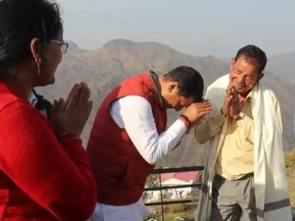 गढ़वाल लोकसभा सीट से भाजपा प्रत्याशी अनिल बलूनी ने अपने बचपन के शिक्षक से मिलकर लिया आशीर्वाद