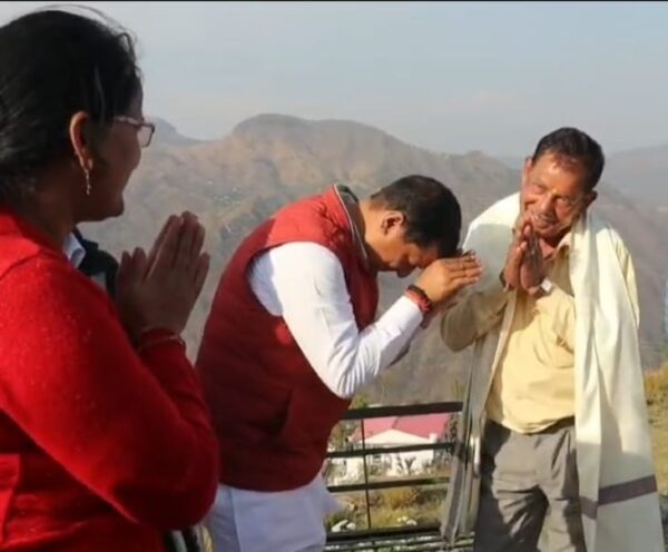 गढ़वाल लोकसभा सीट से भाजपा प्रत्याशी अनिल बलूनी ने अपने बचपन के शिक्षक से मिलकर लिया आशीर्वाद