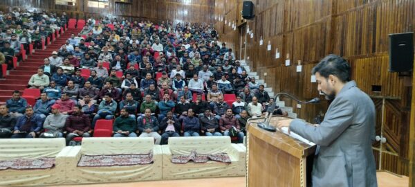 जिला निर्वाचन अधिकारी डॉ. आशीष चौहान ने प्रशिक्षण ले रहे कार्मिकों को ईवीएम, माक पोल, मतदान प्रक्रिया तथा बूथ के कार्यों के बारे में  दी विस्तार से जानकारी