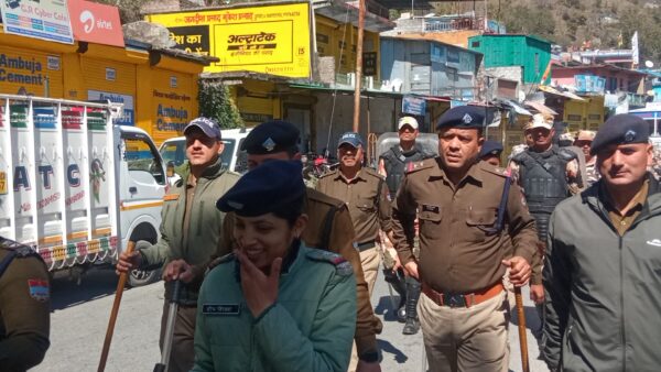 डुंडा में पुलिस व पैरामिलिट्री फोर्स ने निकाला फ्लैग मार्च