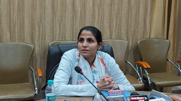 जिला निर्वाचन अधिकारी सोनिका के निर्देश पर एआरओ द्वारा जनपद में सार्वजनिक स्थलों से राजनैतिक होर्डिंग, बैनर पोस्टर हटाने का किया जा रहा है कार्य