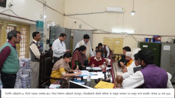 टिहरी लोकसभा सीट से अब तक 13 प्रत्याशियों द्वारा 18 नांमाकन पत्र किये गए प्राप्त, निर्दलीय प्रत्याशी बॉबी पंवार ने किया नामांकन