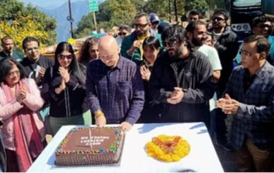 प्रसिद्ध फिल्म अभिनेता अनुपम खेर ने लैंसडाउन में मनाया अपना जन्मदिन
