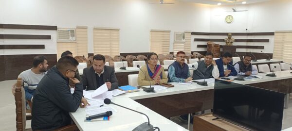 एडीएम दीपेन्द्र नेगी की अध्यक्षता में राजनैतिक दलों के प्रतिनिधियों के साथ निर्वाचन में प्रयुक्त की जाने वाली प्रचार सामग्री एवं वस्तुओं के दर निर्धारण के सम्बन्ध में बैठक आयोजित