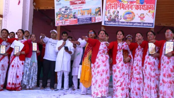 बागेश्वर : स्वीप टीम ने मतदाताओं को जागरूक करने के लिए महिला होली प्रतियोगिता का किया आयोजन