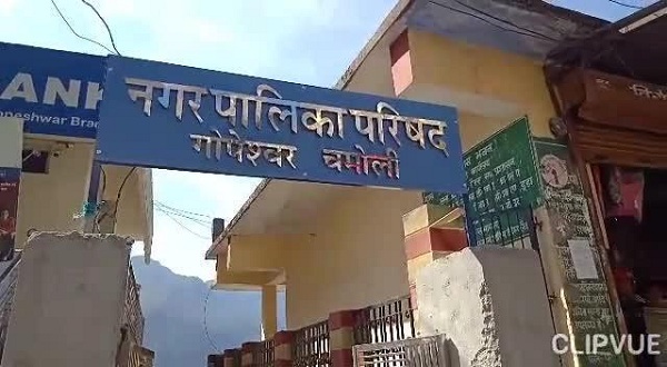 कूड़ा डंपिंग जोन में आग लगाने वालों से नगर पालिका परिषद चमोली-गोपेश्वर ने वसूला अर्थदंड