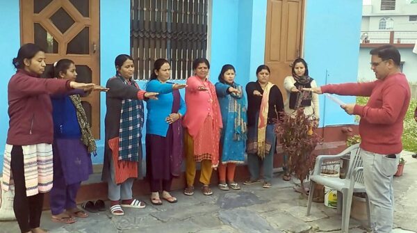 वोटर अवेयरनेस फॉर्म के सदस्यों को मतदाता शपथ दिलाकर, स्वीप टीम ने किया जागरूक