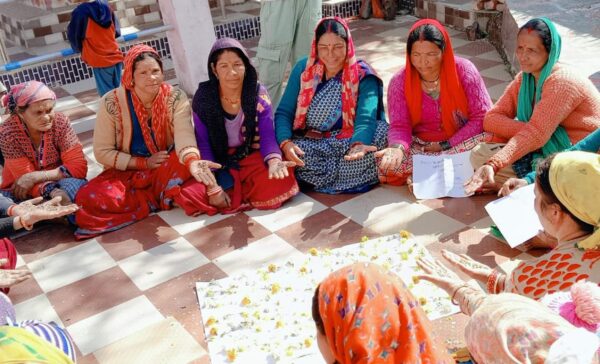 चमोली के कम मतदान वाले बूथों पर महिला चौपाल आयोजित कर मतदाताओं को किया जागरूक